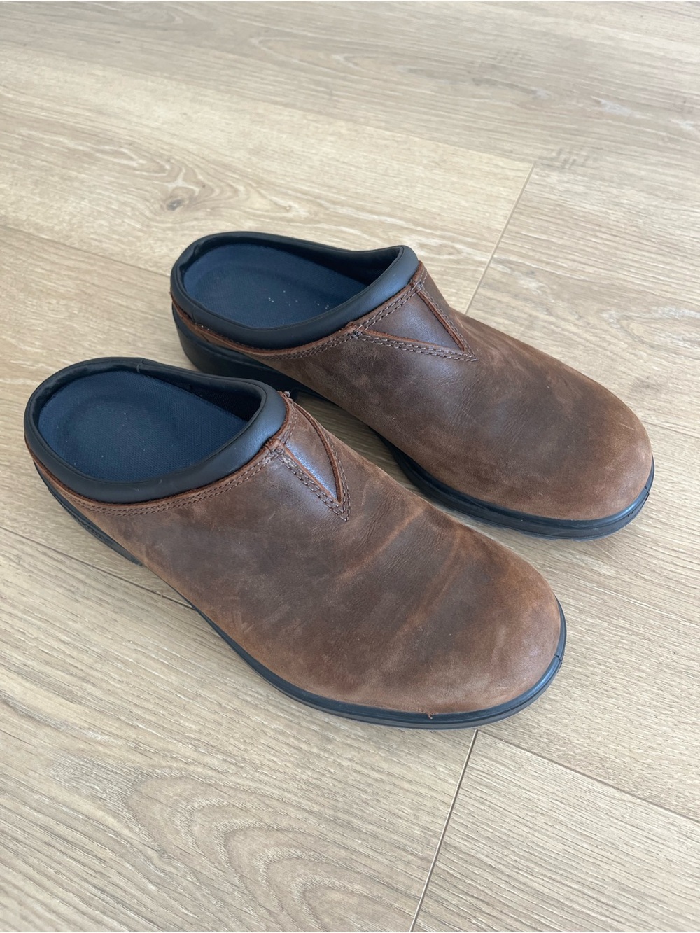 Blundstone Slip-On Leather Clogs in Antique Brown